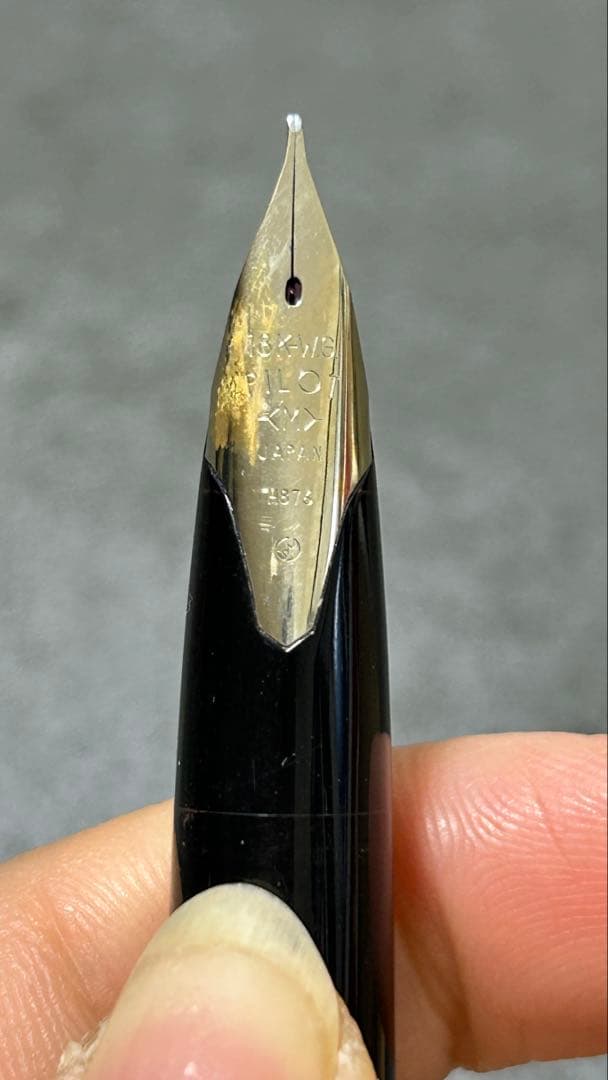 Pilot Fountain Pen 18KWG model H874 with fine tip and 18KWG material in sleek silver finish