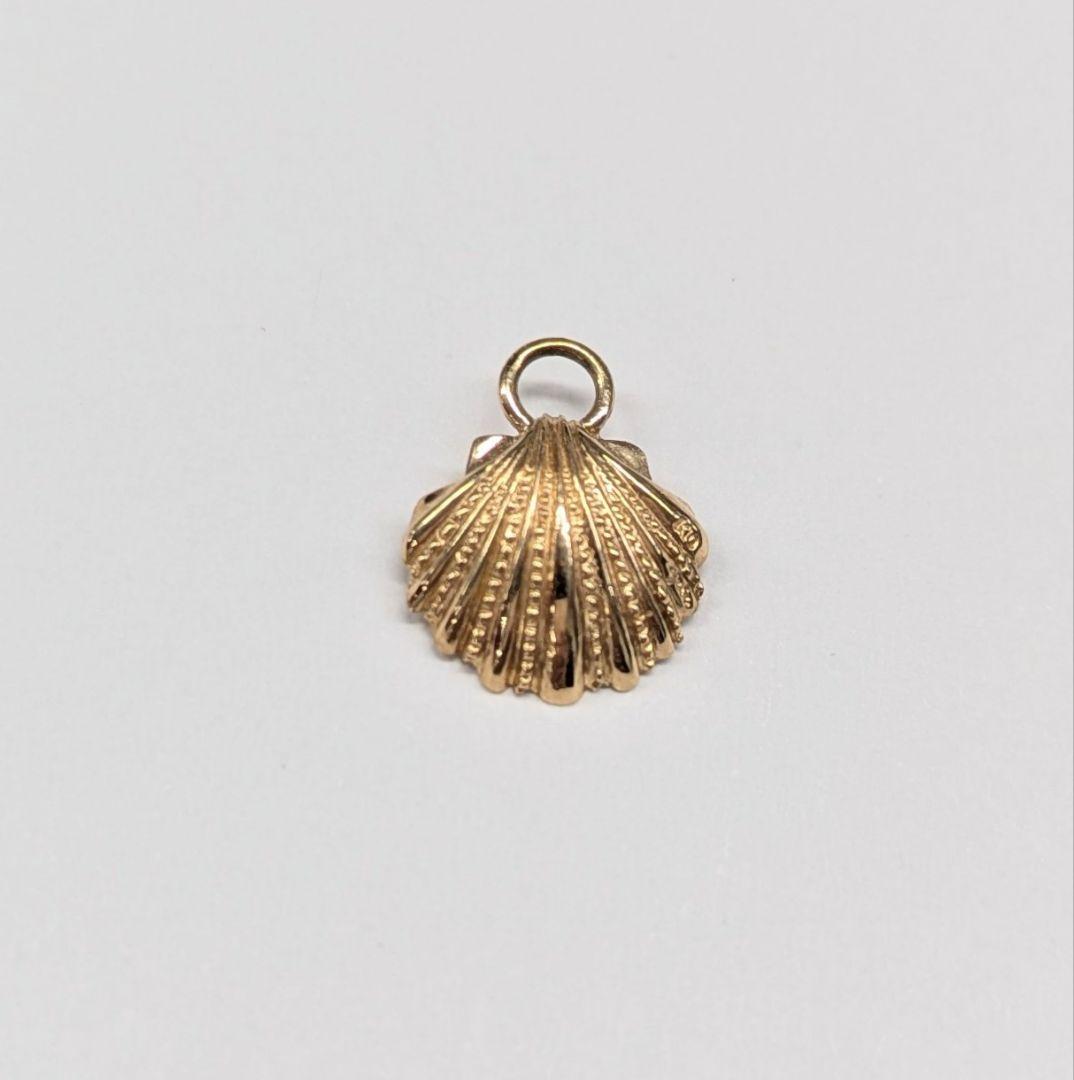 agete K10 shell motif charm with pearl, size about 1 cm, without bail, in gold finish
