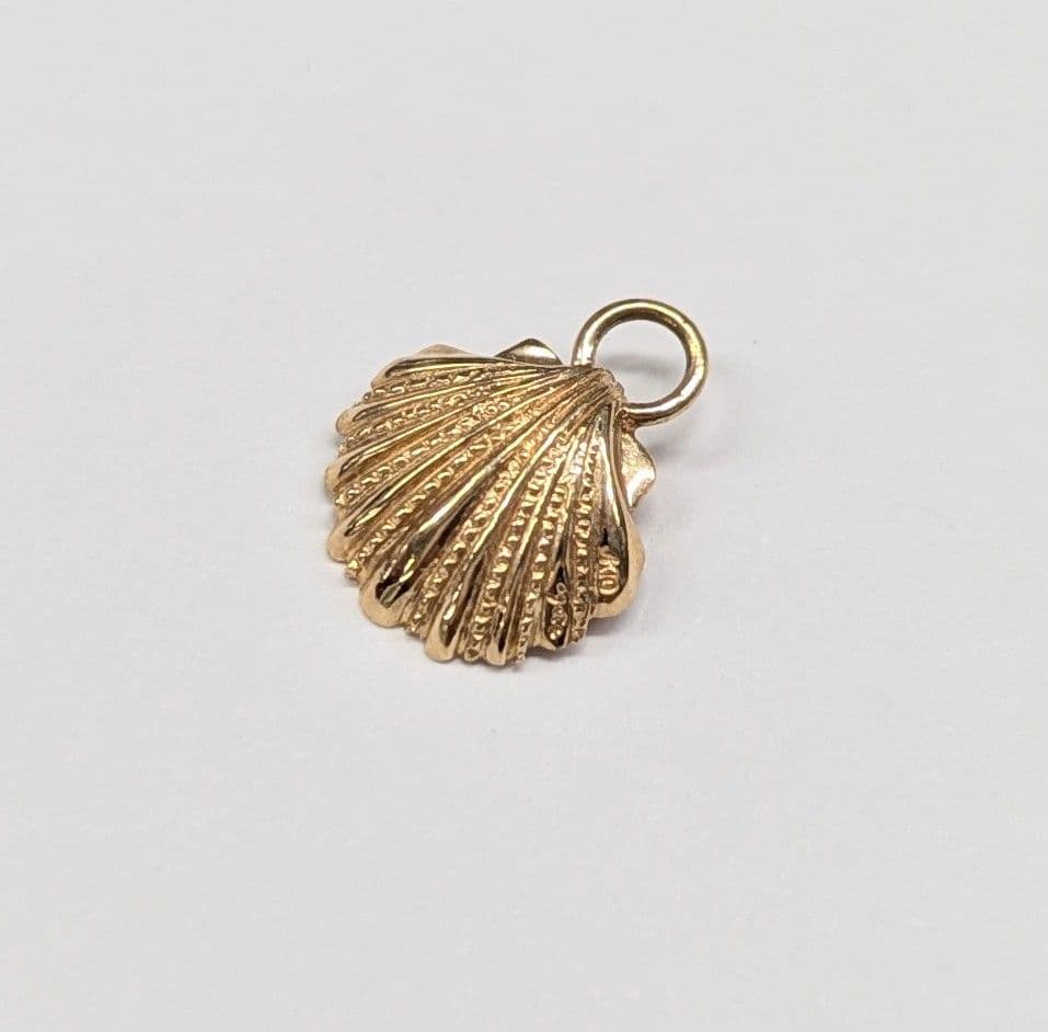 agete K10 shell motif charm with pearl, size about 1 cm, without bail, in gold finish