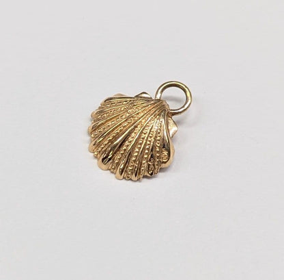 agete K10 shell motif charm with pearl, size about 1 cm, without bail, in gold finish