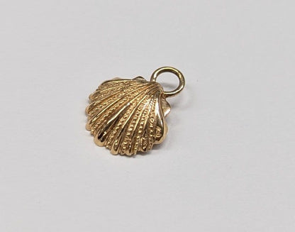 agete K10 shell motif charm with pearl, size about 1 cm, without bail, in gold finish