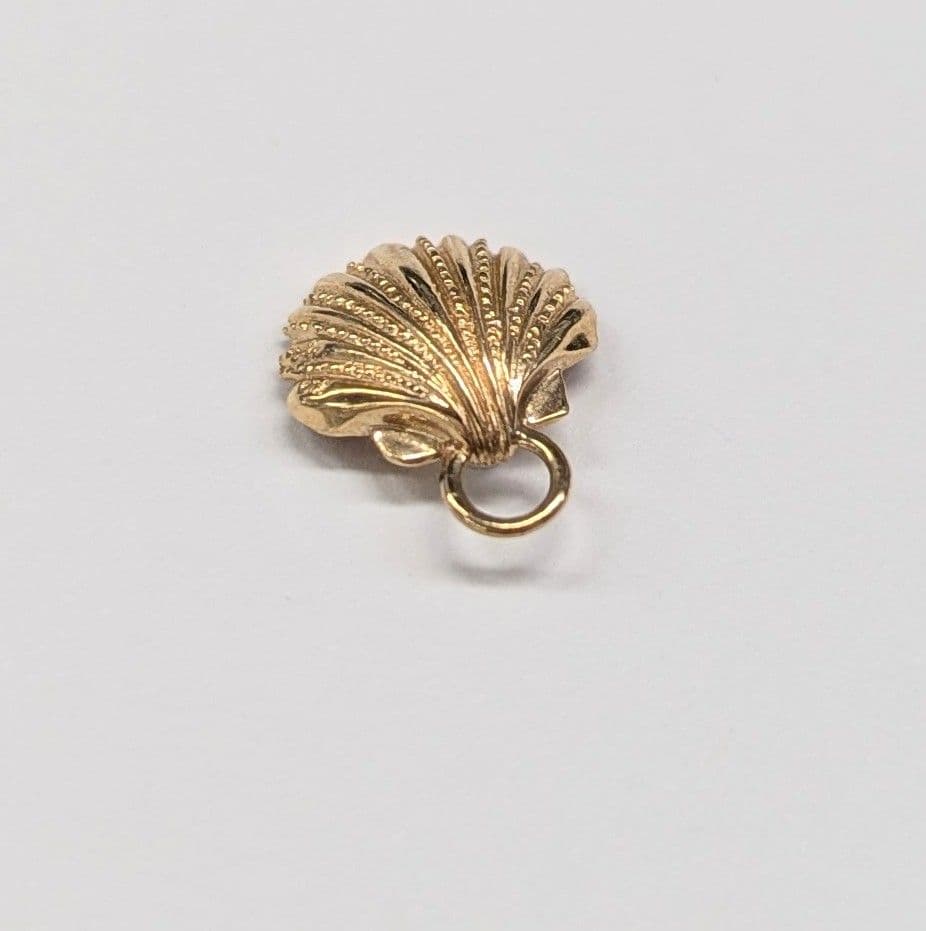 agete K10 shell motif charm with pearl, size about 1 cm, without bail, in gold finish