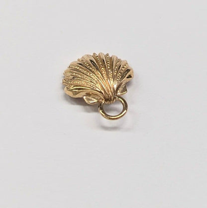 agete K10 shell motif charm with pearl, size about 1 cm, without bail, in gold finish