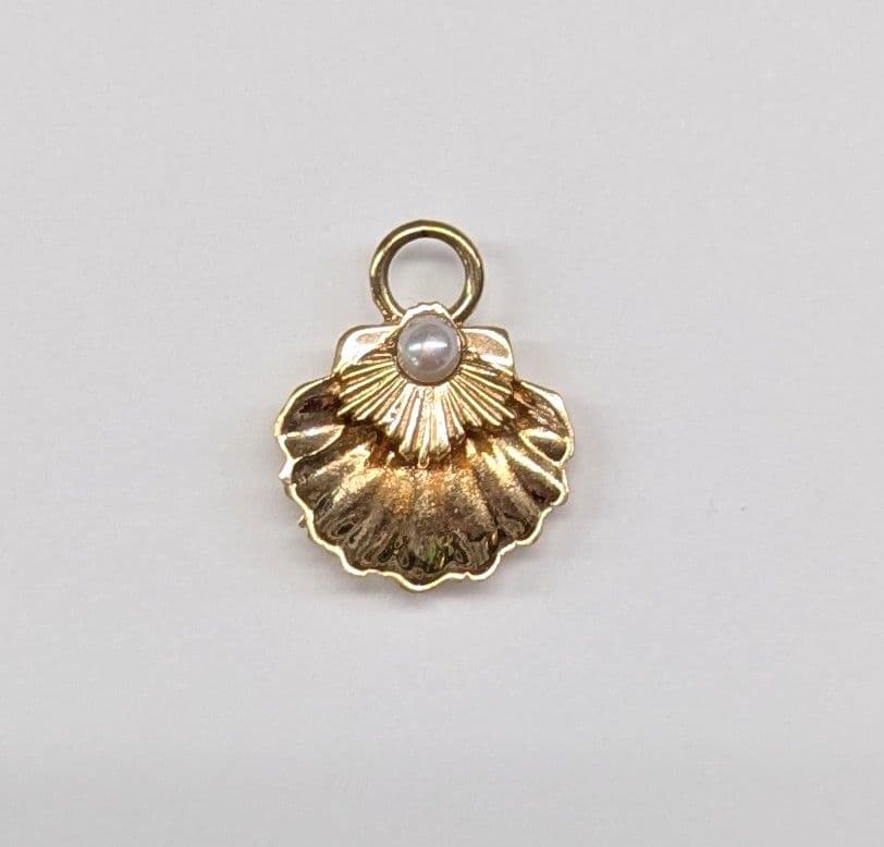 agete K10 shell motif charm with pearl, size about 1 cm, without bail, in gold finish