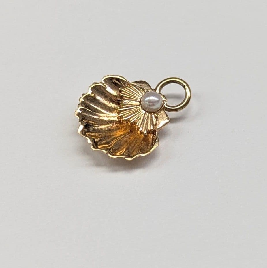 agete K10 shell motif charm with pearl, size about 1 cm, without bail, in gold finish