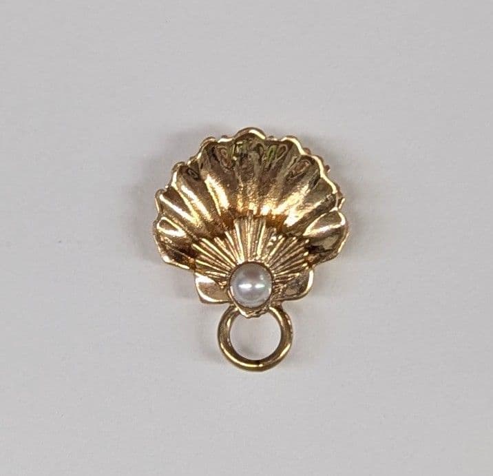 agete K10 shell motif charm with pearl, size about 1 cm, without bail, in gold finish