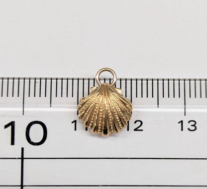 agete K10 shell motif charm with pearl, size about 1 cm, without bail, in gold finish