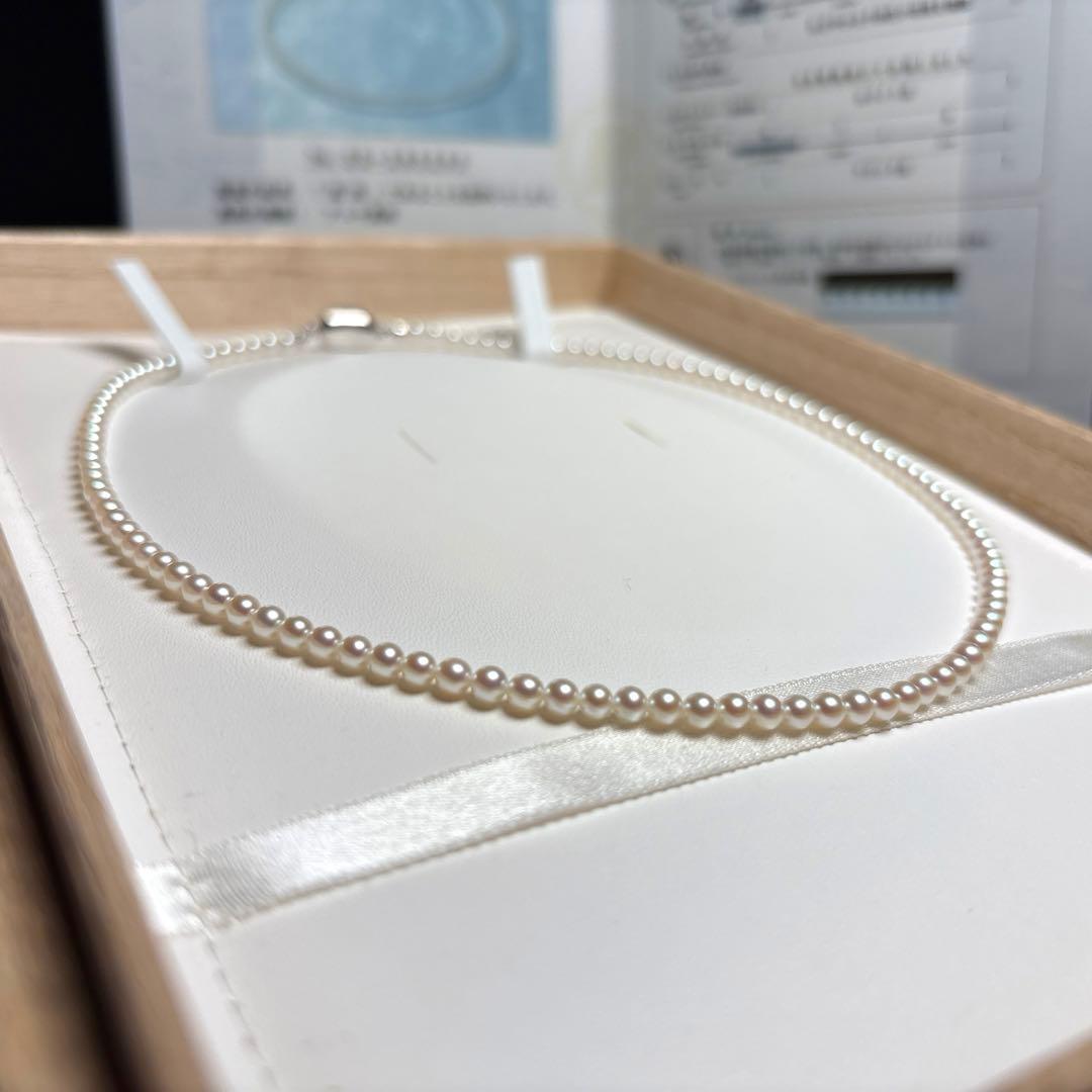 Akoya pearl necklace with 3.5-4.0mm white round pearls and silver imprint on 41cm string