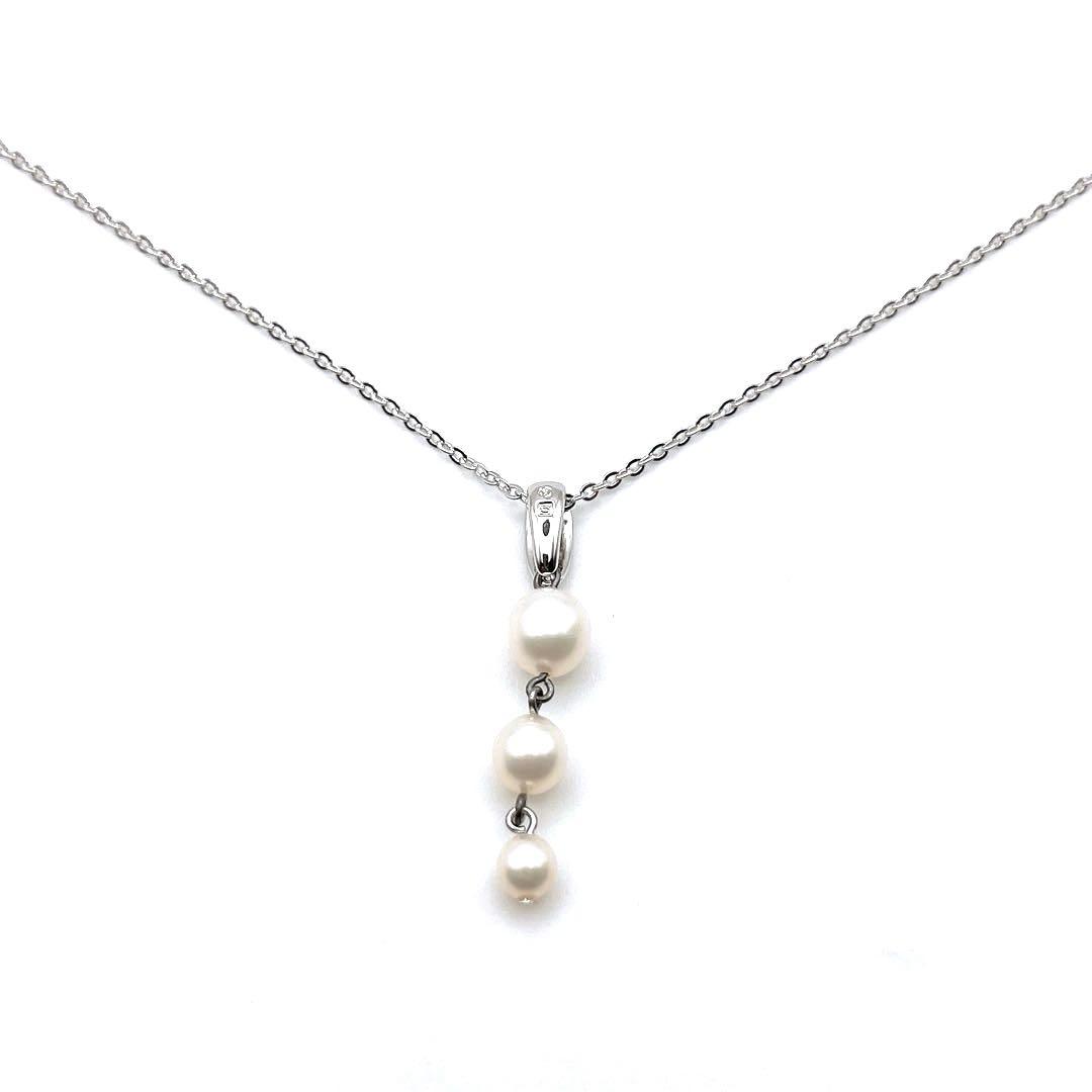 Tasaki Trilogy Necklace in Silver 925 with three white pearls of varying sizes on silver chain