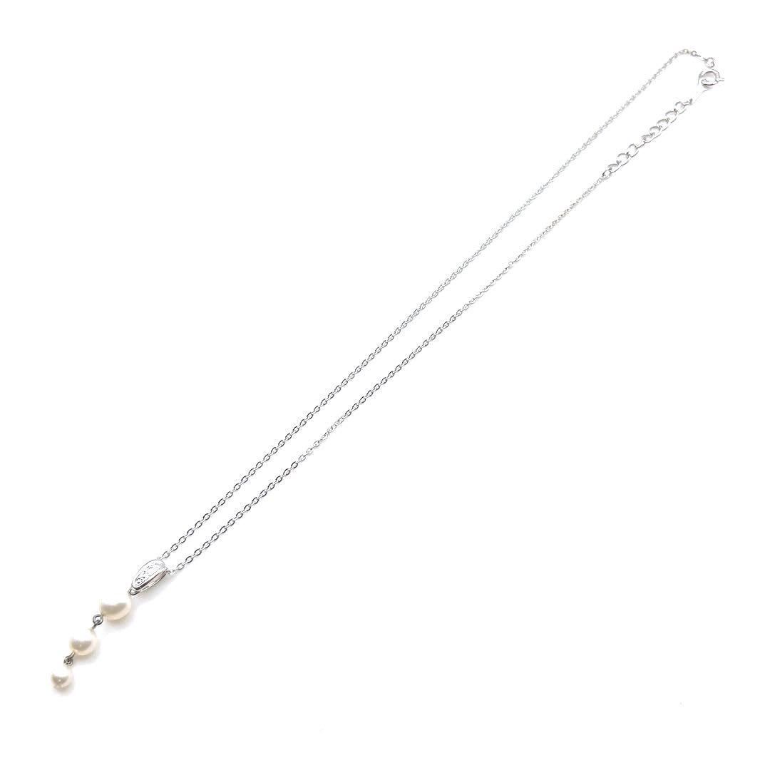 Tasaki Trilogy Necklace in Silver 925 with three white pearls of varying sizes on silver chain