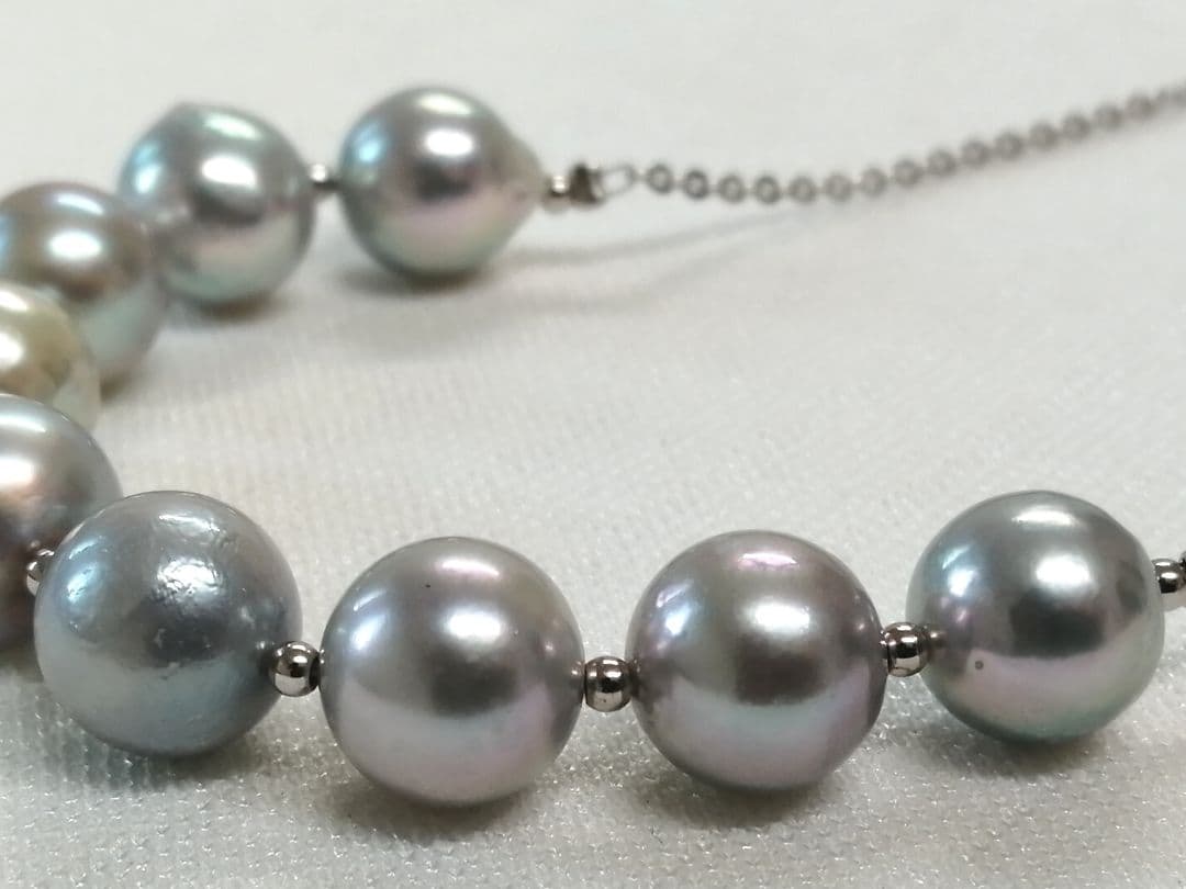 Akoya pearl gray necklace set with nine round gray pearls and a 49 cm silver chain