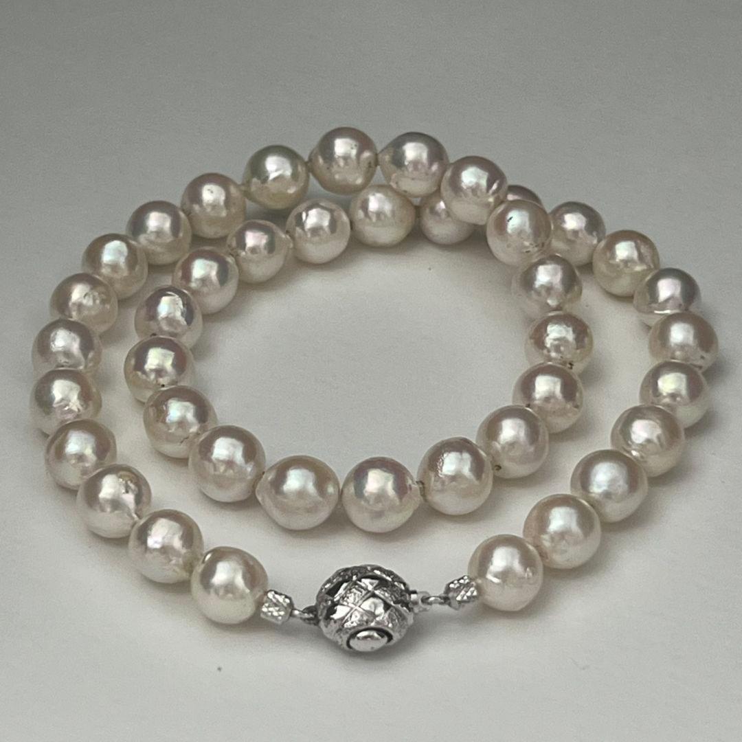 Akoya pearl necklace with 9.0-9.5mm white semi-round pearls and silver engraved round clasp, 42cm length