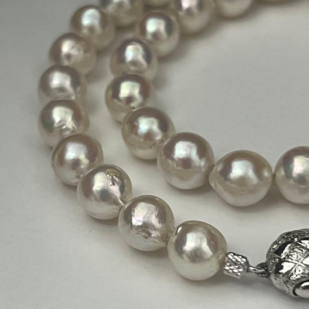 Akoya pearl necklace with 9.0-9.5mm white semi-round pearls and silver engraved round clasp, 42cm length