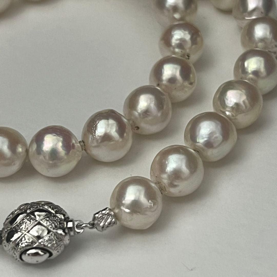 Akoya pearl necklace with 9.0-9.5mm white semi-round pearls and silver engraved round clasp, 42cm length
