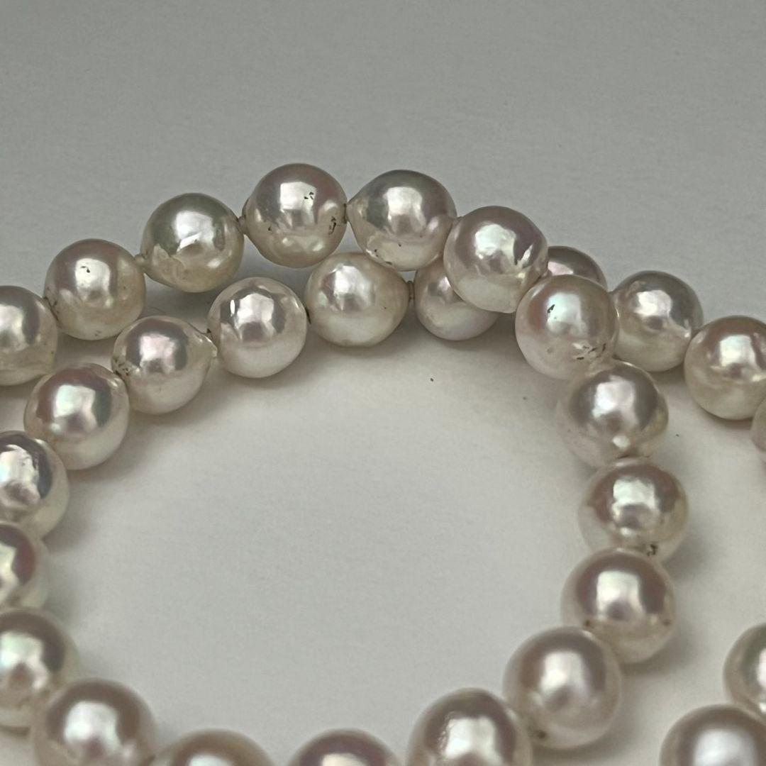 Akoya pearl necklace with 9.0-9.5mm white semi-round pearls and silver engraved round clasp, 42cm length