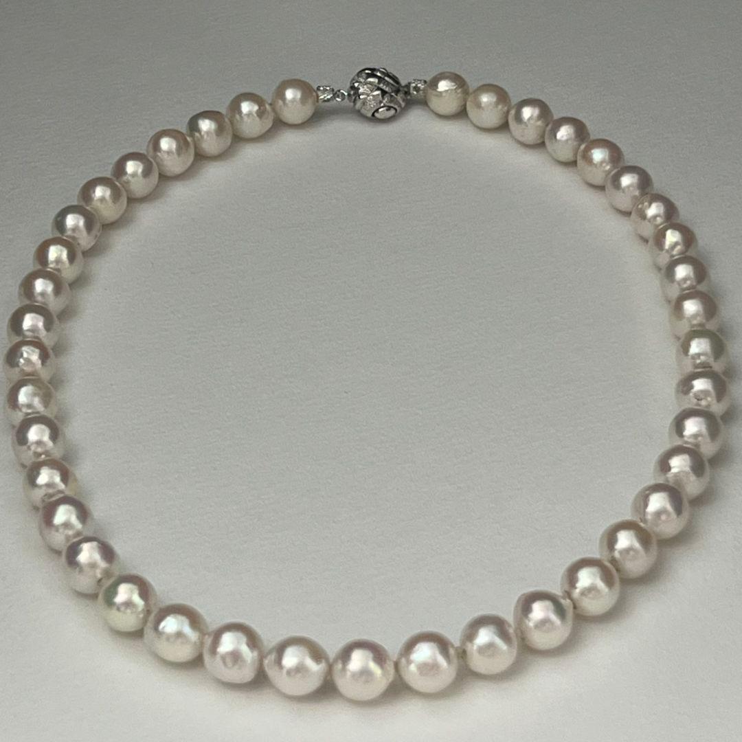 Akoya pearl necklace with 9.0-9.5mm white semi-round pearls and silver engraved round clasp, 42cm length