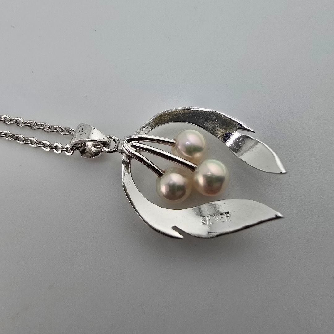 Vintage MIKIMOTO silver necklace with three 4mm pearls on a 23cm chain with engraved clasp