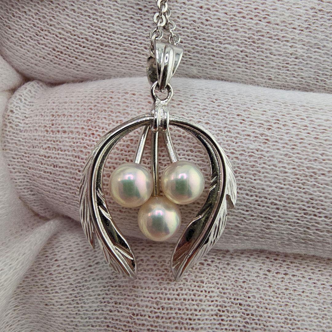 Vintage MIKIMOTO silver necklace with three 4mm pearls on a 23cm chain with engraved clasp