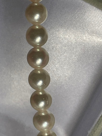 Akoya pearl necklace 43 cm with round 7.5 mm pearls and matching 7 mm pearl earrings set