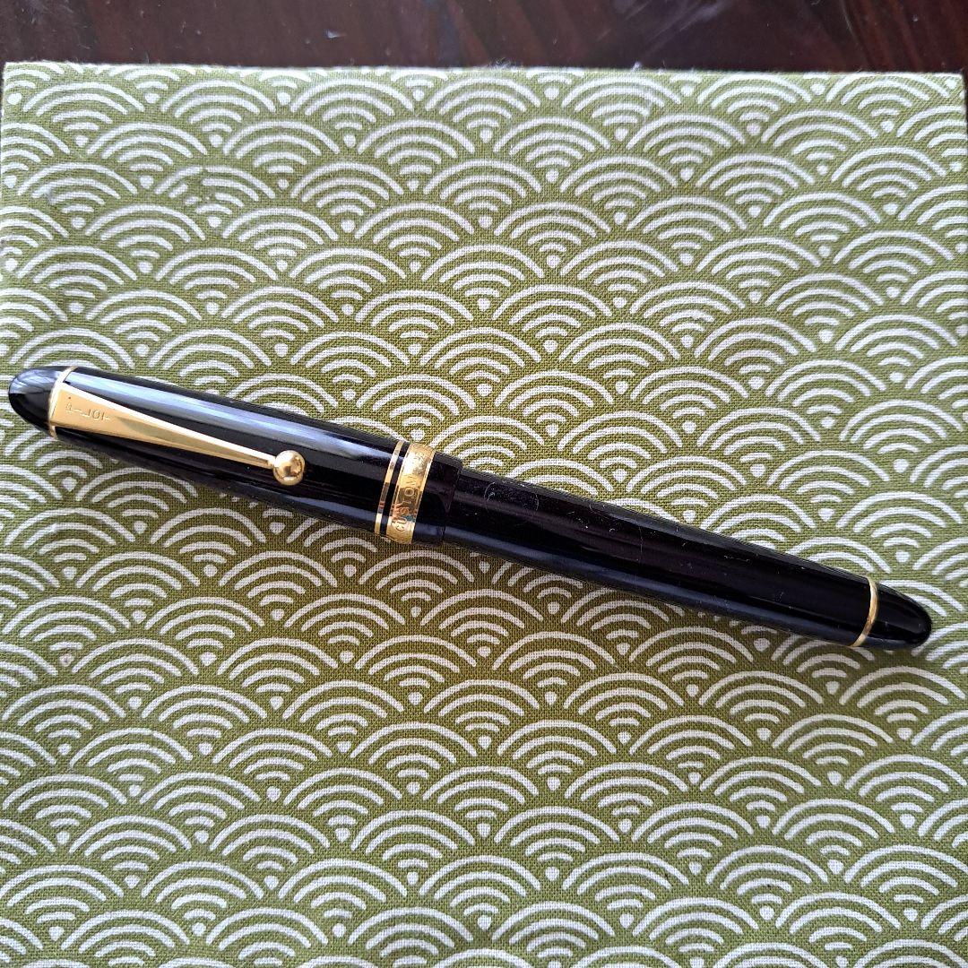 Pilot fountain pen with 10 B nib and 585 karat gold tip in clean condition with slight ink marks