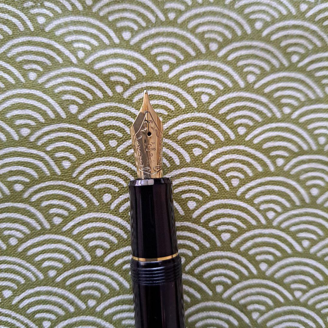 Pilot fountain pen with 10 B nib and 585 karat gold tip in clean condition with slight ink marks