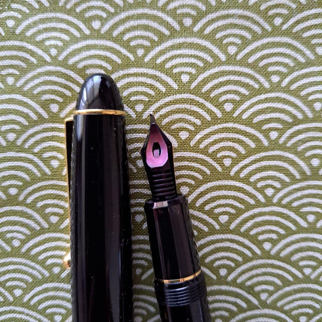 Pilot fountain pen with 10 B nib and 585 karat gold tip in clean condition with slight ink marks