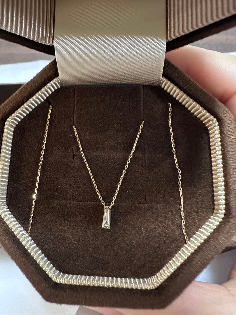 Agete K10 diamond necklace with 0.04ct diamond on 39 cm chain, pendant size 0.55 x 0.2 cm