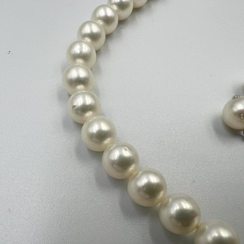 TASAKI necklace and earrings set featuring 8.0-8.4mm Akoya pearls with 42cm chain