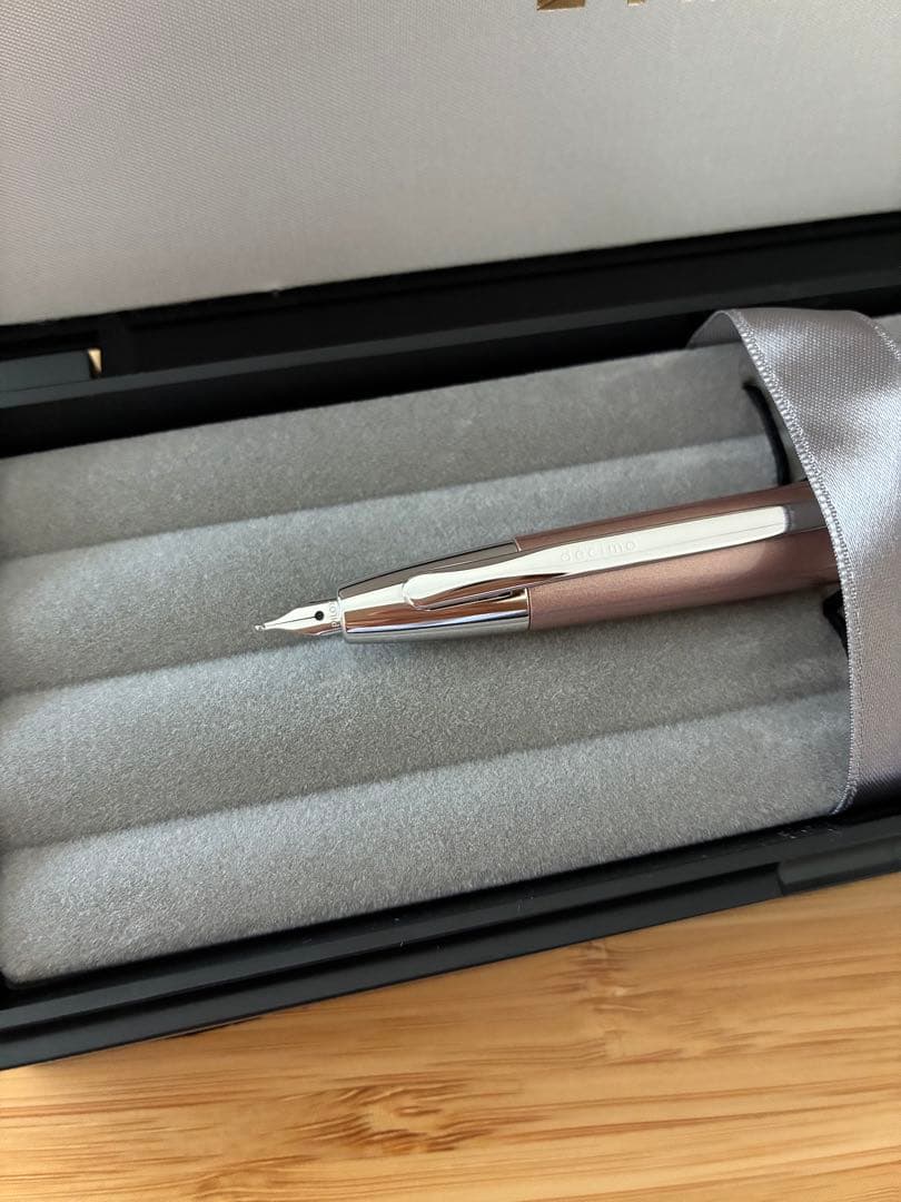 PILOT Capless Fountain Pen Desimo M in Champagne Pink with medium nib and included accessories