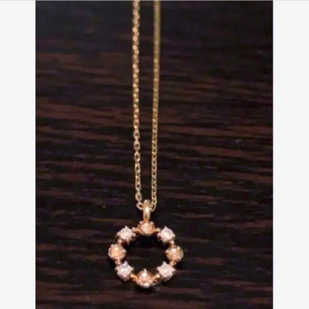Agate necklace featuring K18 18 karat gold with diamond decorations on a clean white background