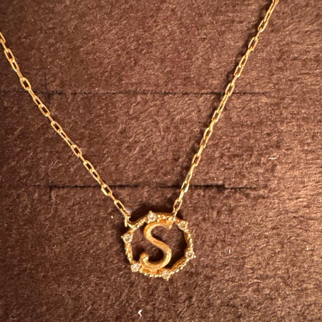 agete Initial S gold necklace made of K18 gold with a delicate initial S pendant