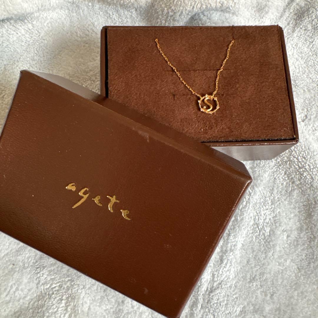 agete Initial S gold necklace made of K18 gold with a delicate initial S pendant