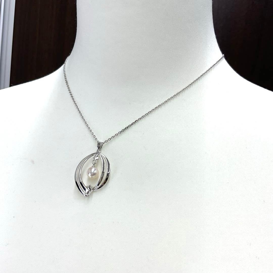 Mikimoto pearl necklace in silver with detailed clasp and round pearls displayed