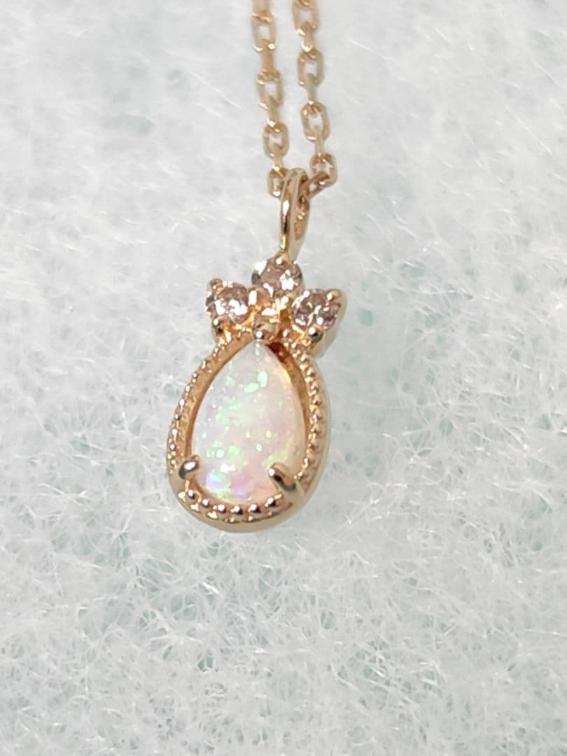 Agate Opal Diamond pendant necklace in K10 gold with a 39.5 cm chain