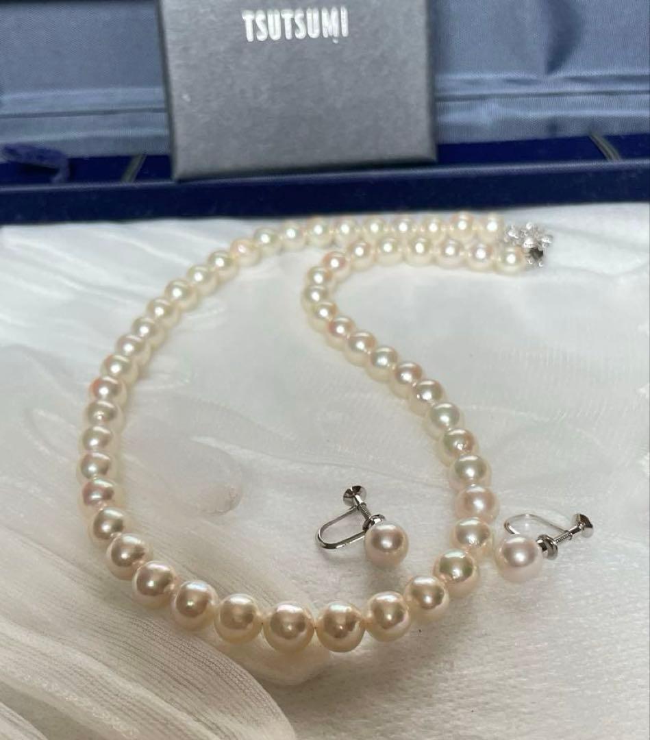 Tsutsumi Aurora Akoya pearl necklace and matching earrings with 8mm round pink-green pearls and silver clasps