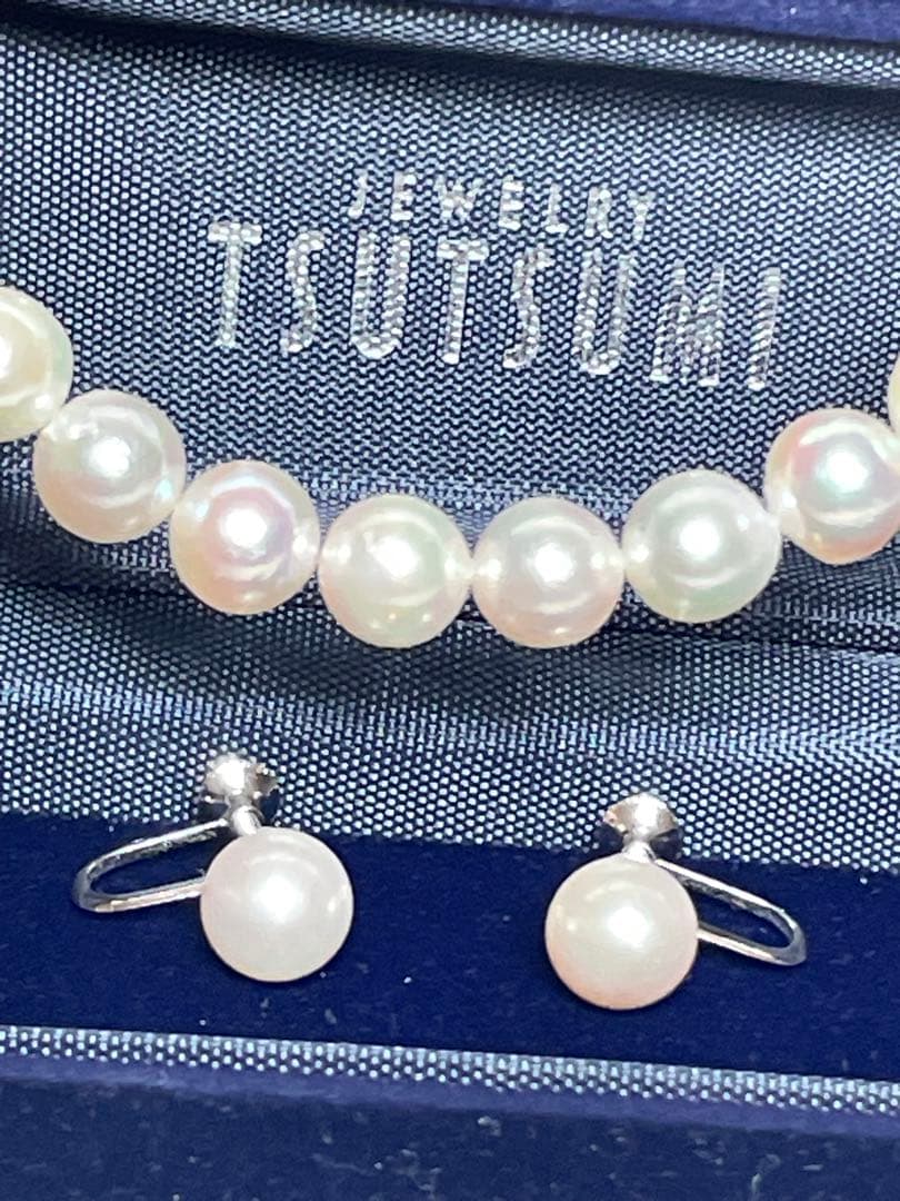 Tsutsumi Aurora Akoya pearl necklace and matching earrings with 8mm round pink-green pearls and silver clasps