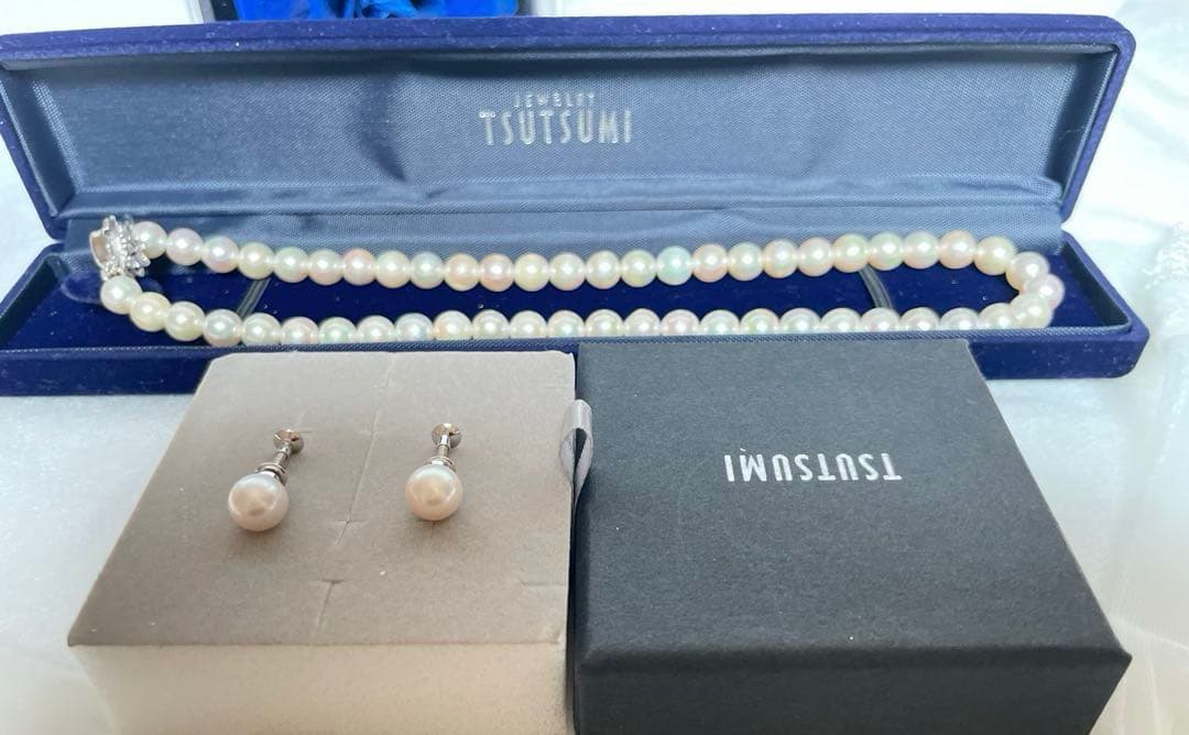 Tsutsumi Aurora Akoya pearl necklace and matching earrings with 8mm round pink-green pearls and silver clasps