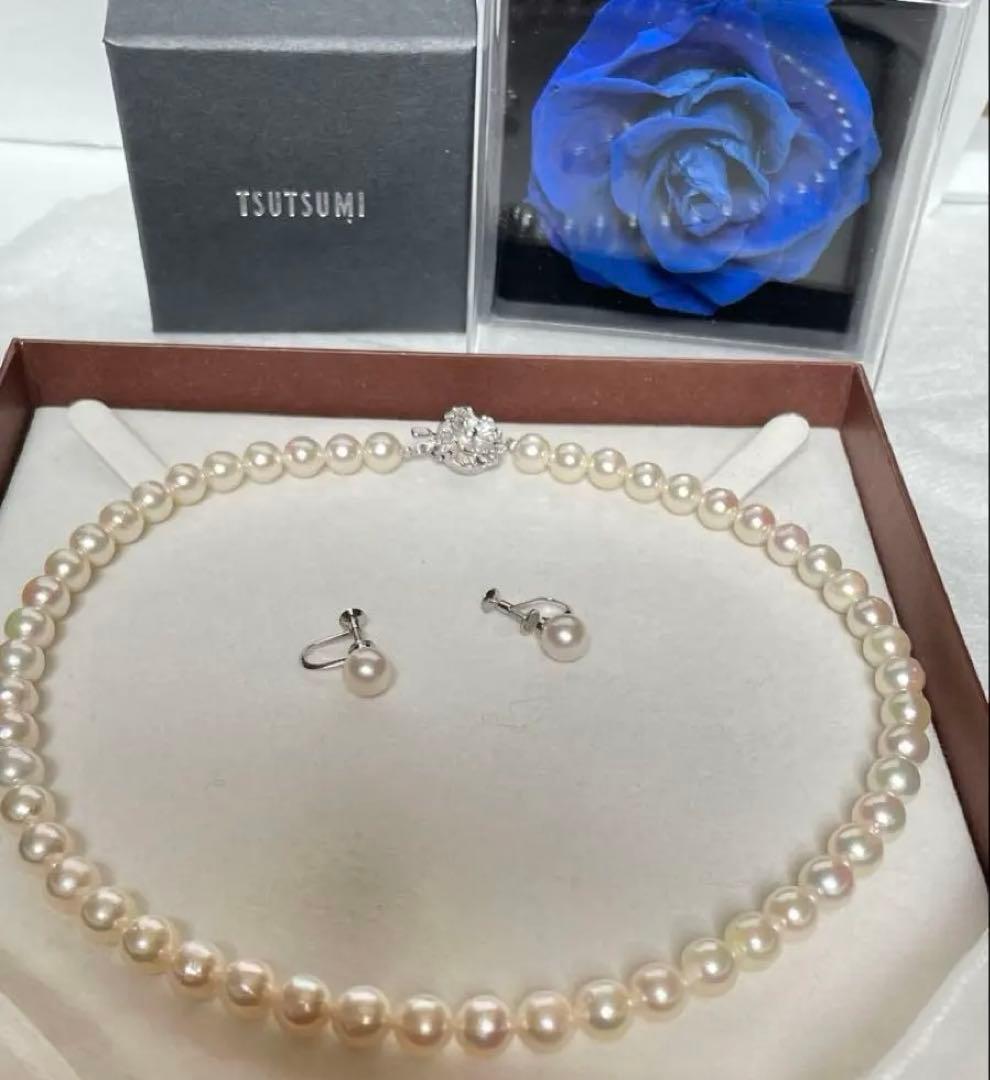 Tsutsumi Aurora Akoya pearl necklace and matching earrings with 8mm round pink-green pearls and silver clasps