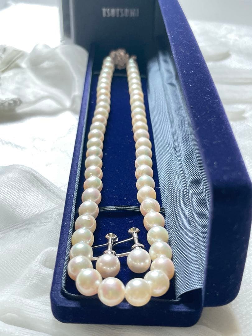 Tsutsumi Aurora Akoya pearl necklace and matching earrings with 8mm round pink-green pearls and silver clasps