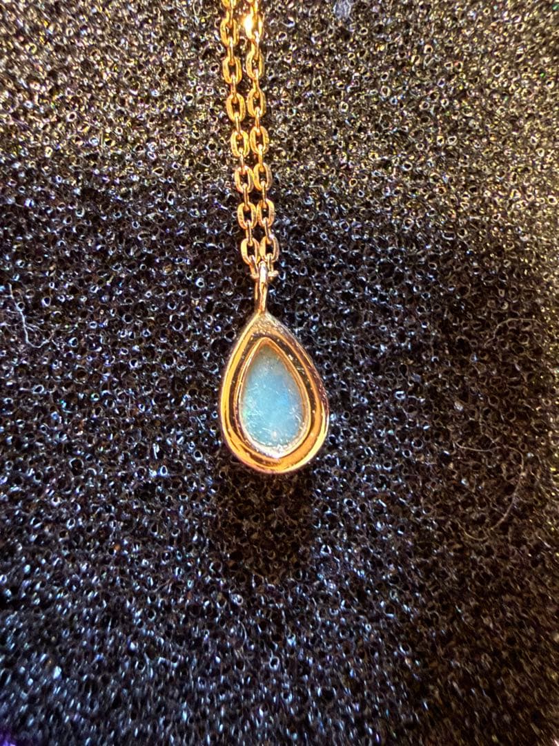 agete K10 gold necklace featuring a glowing opal pendant on a delicate chain