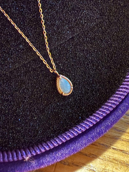 agete K10 gold necklace featuring a glowing opal pendant on a delicate chain