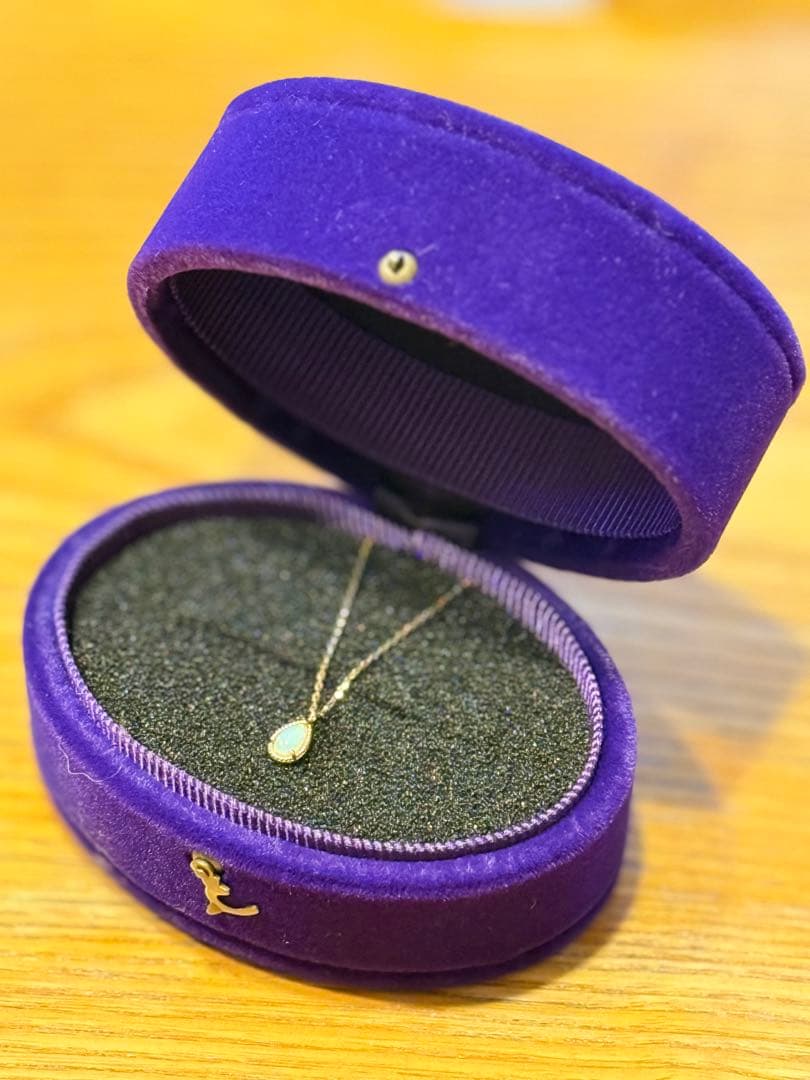 agete K10 gold necklace featuring a glowing opal pendant on a delicate chain