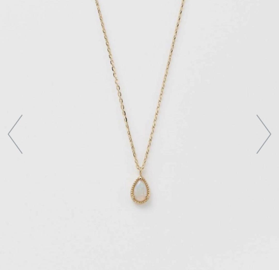 agete K10 gold necklace featuring a glowing opal pendant on a delicate chain