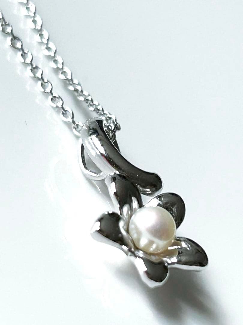 Tasaki baby pearl necklace with silver flower motif and 40 cm silver chain