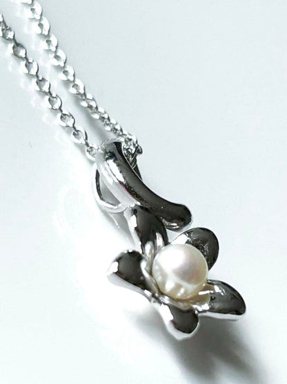 Tasaki baby pearl necklace with silver flower motif and 40 cm silver chain