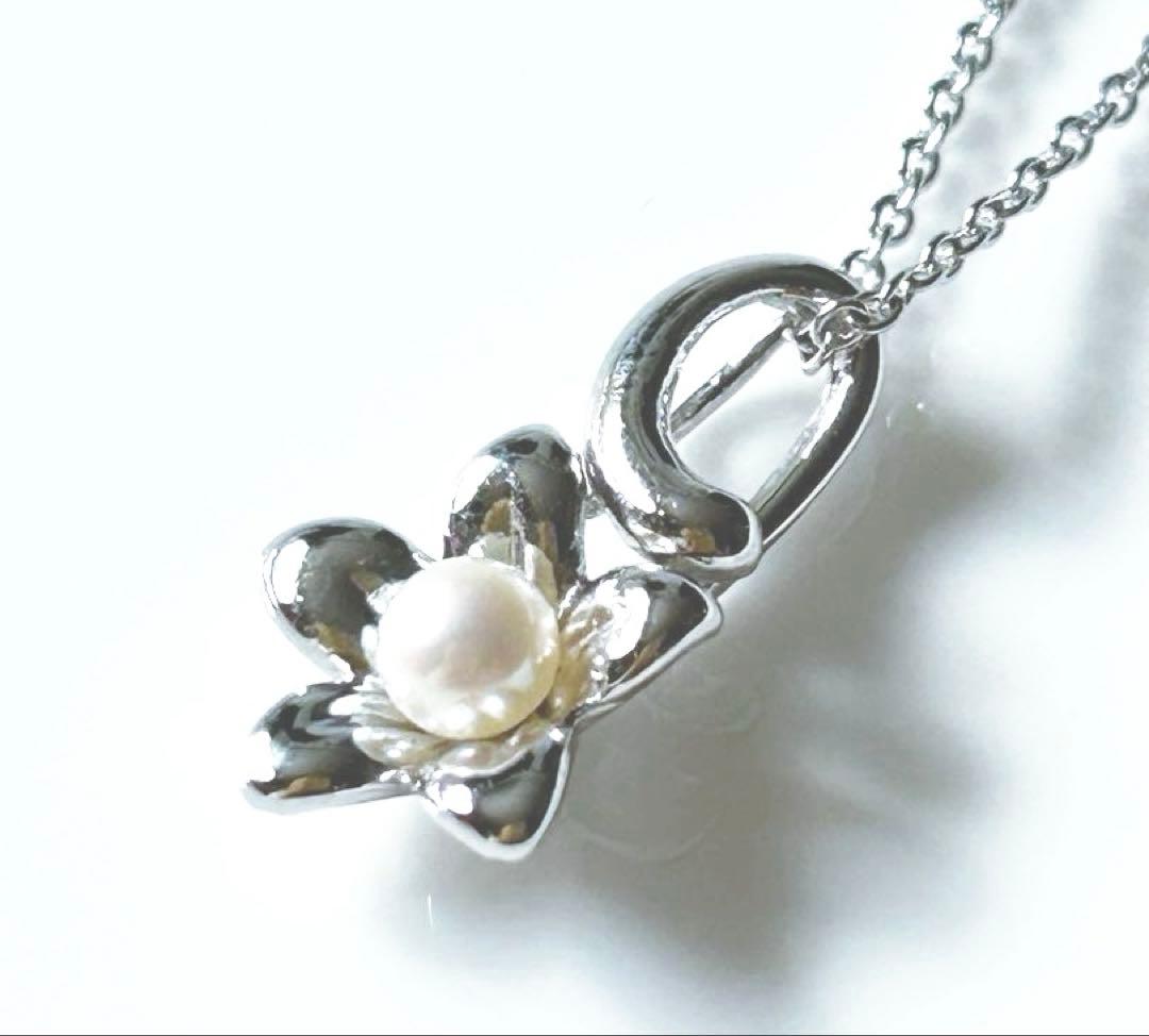 Tasaki baby pearl necklace with silver flower motif and 40 cm silver chain