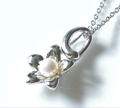 Tasaki baby pearl necklace with silver flower motif and 40 cm silver chain