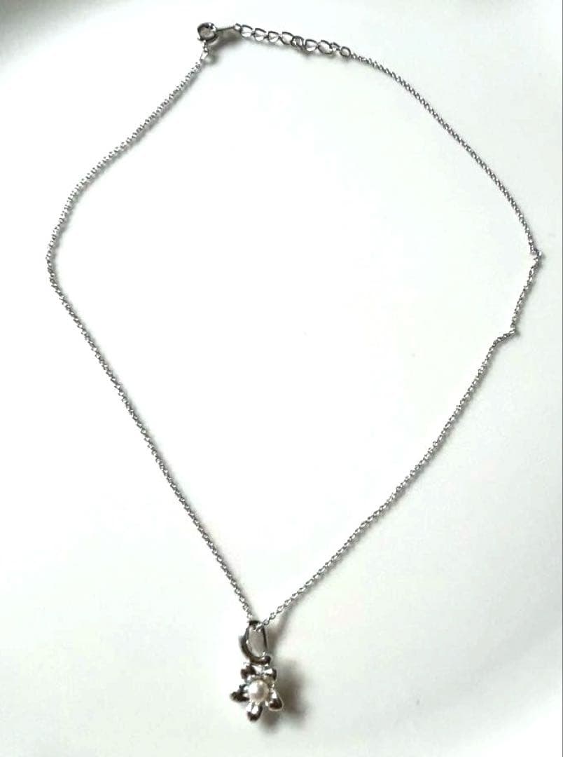 Tasaki baby pearl necklace with silver flower motif and 40 cm silver chain