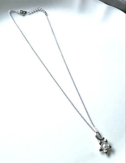 Tasaki baby pearl necklace with silver flower motif and 40 cm silver chain