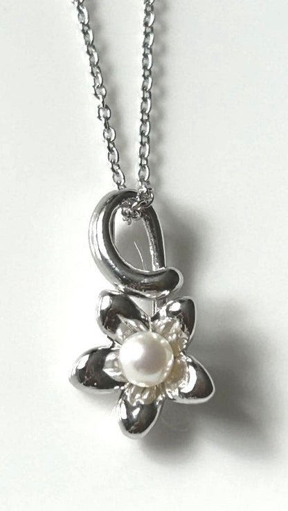Tasaki baby pearl necklace with silver flower motif and 40 cm silver chain